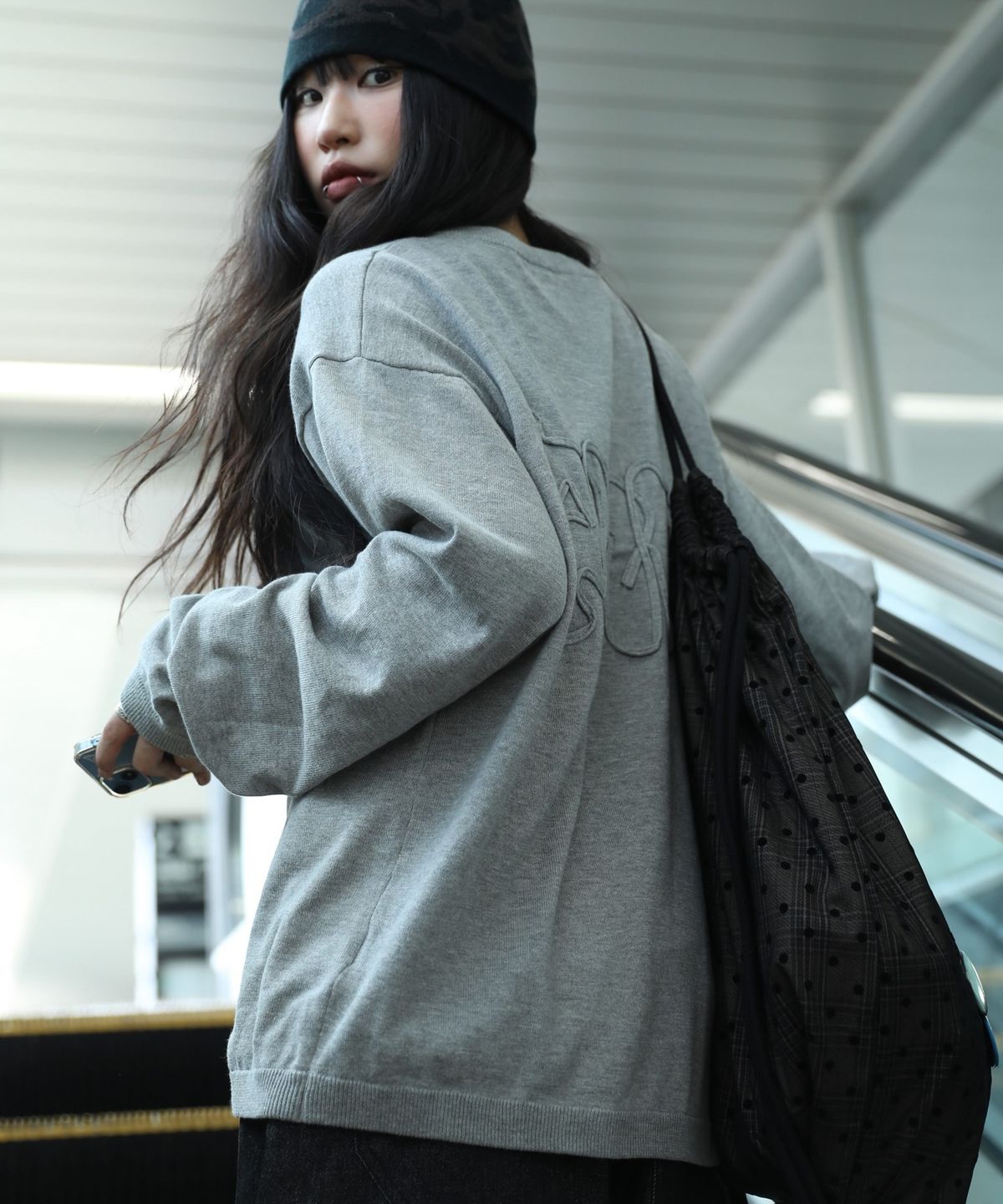 글랙(GLACK) GZNT004 PMP 라인 아플리케 헨리넥 니트 (HEATHER GRAY)