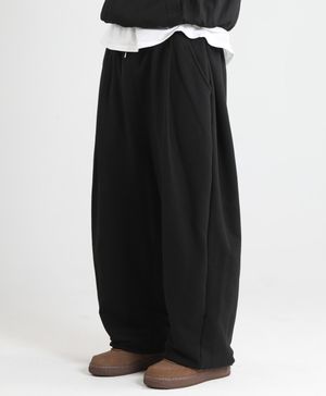 커브드 원턱 벌룬핏 스웨트 팬츠 [블랙]