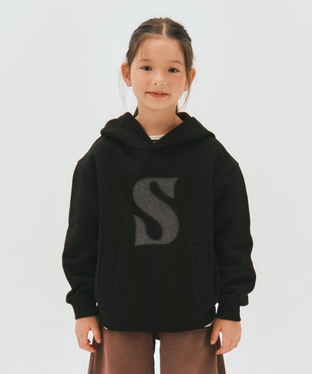 세터 키즈(SATUR KIDS) (K) S 로고 아플리케 포켓 로고 후드 티셔츠 블랙