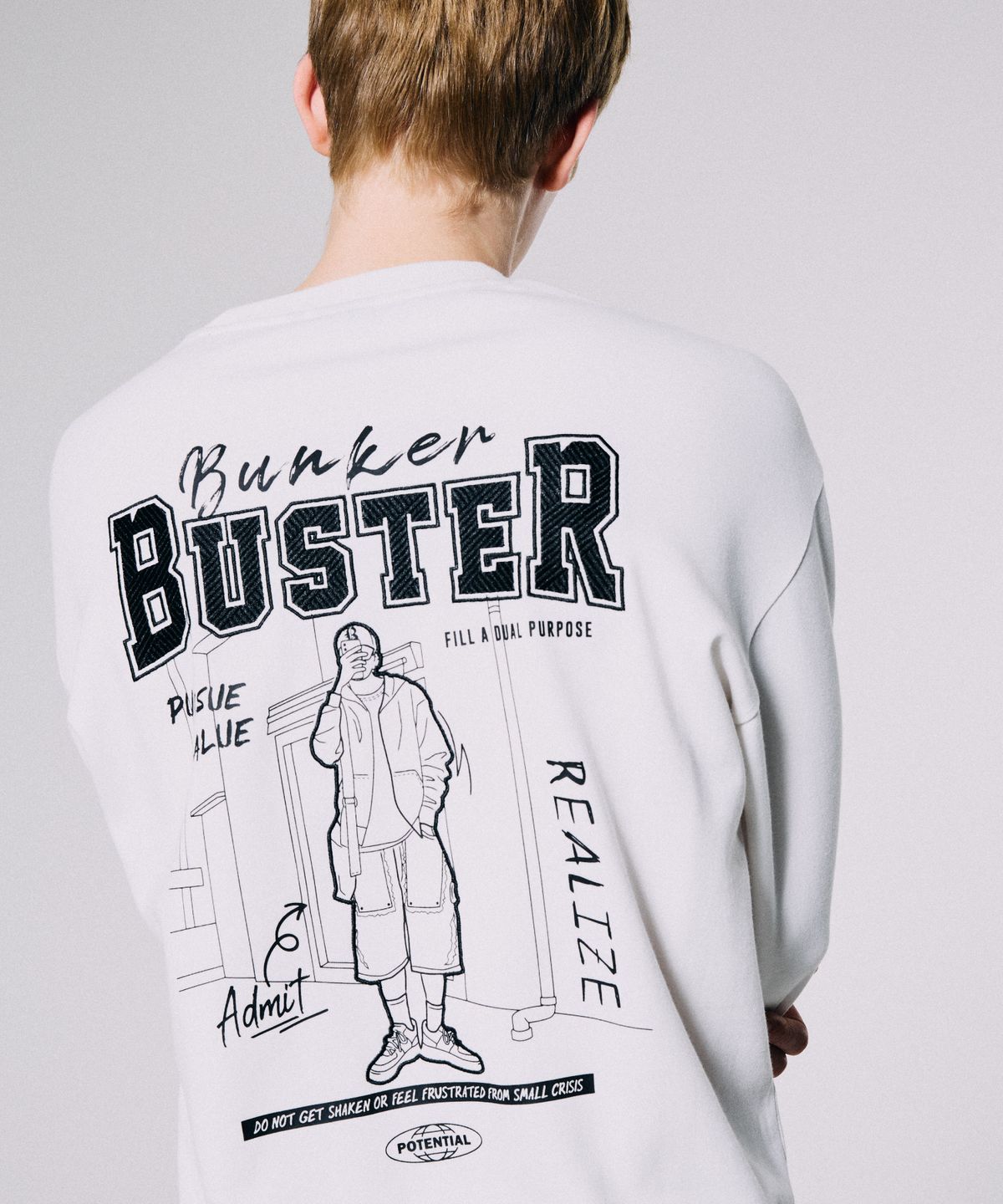 벙커버스터(BUNKERBUSTER) 자수 드로잉 맨투맨 MP3TU647_OFF WHITE