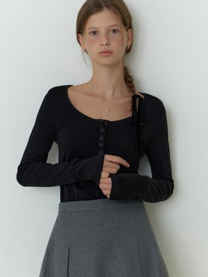 Sherry button U t-shirt (black)