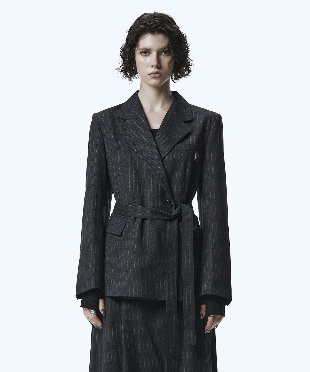 트리밍버드(TREEMINGBIRD) Belted Tailored Set-up Jacket [ Charcoal ]