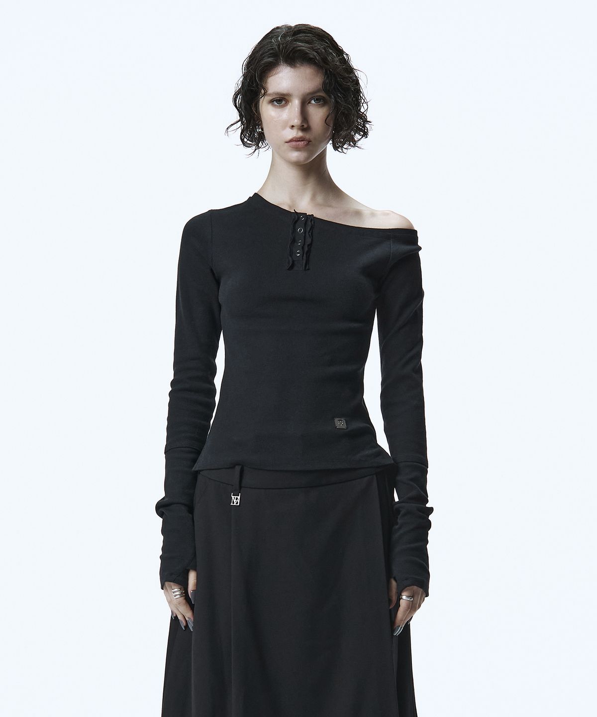 트리밍버드(TREEMINGBIRD) One-Shoulder Henley Neck Long Sleeve [ Black ]