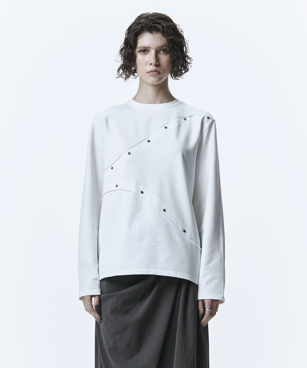 트리밍버드(TREEMINGBIRD) Curved Rivet Long Sleeve [ White ]