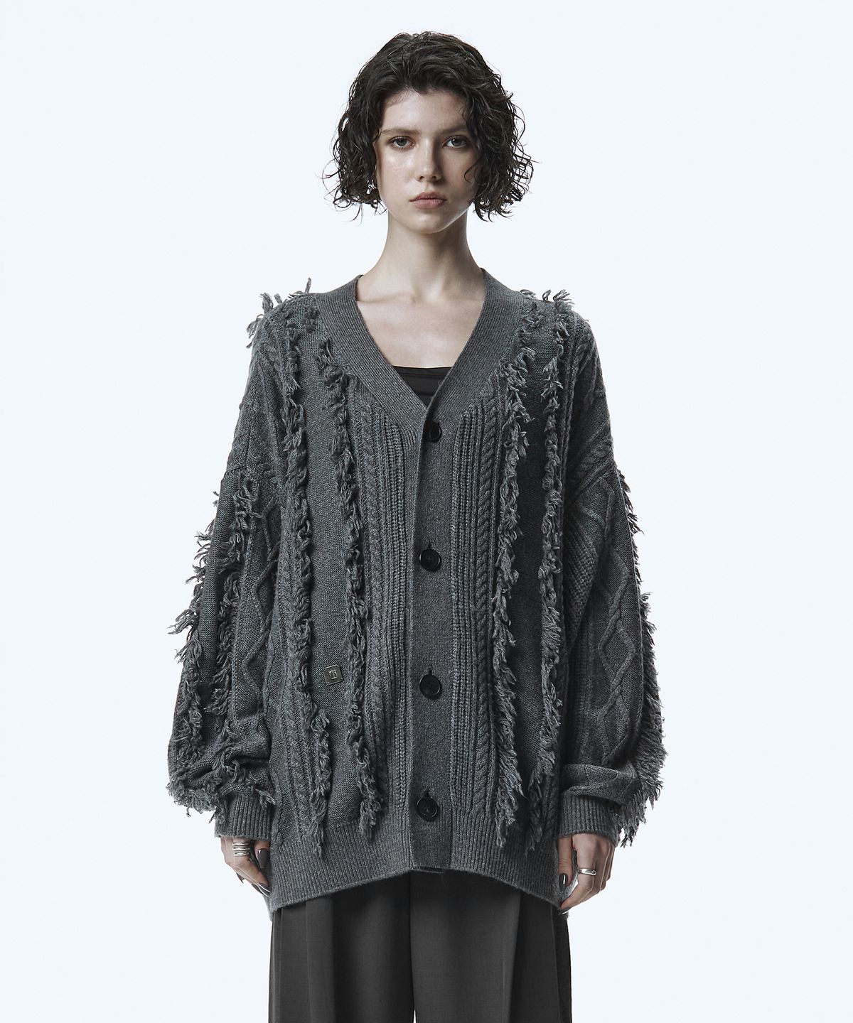 트리밍버드(TREEMINGBIRD) Fringe-Cut Cable Knit Cardigan [ Charcoal ]