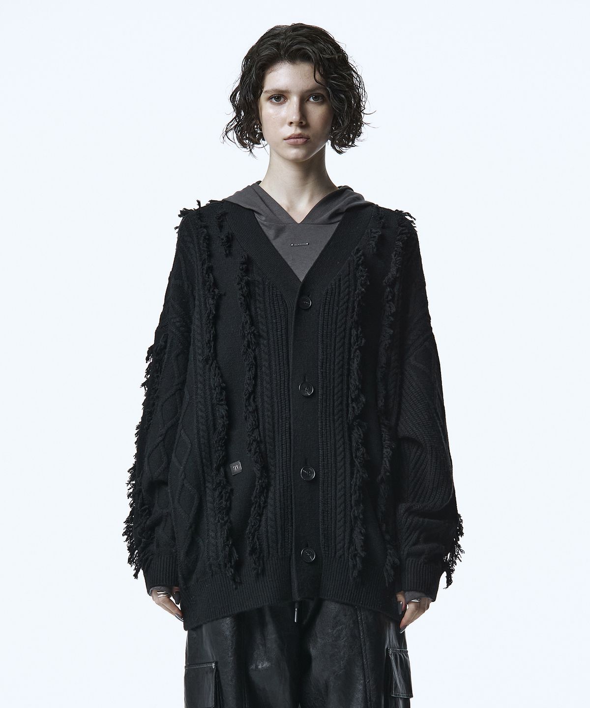 트리밍버드(TREEMINGBIRD) Fringe-Cut Cable Knit Cardigan [ Black ]