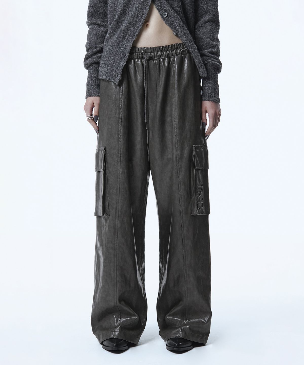 트리밍버드(TREEMINGBIRD) TMB Cargo Leather Pants [ Charcoal ]