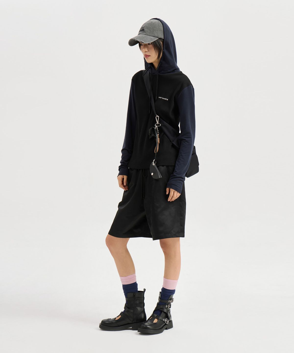 럭키슈에뜨(LUCKY CHOUETTE) Colored Slim Fit Hood T-shirt (black) LFTAM25320BKX