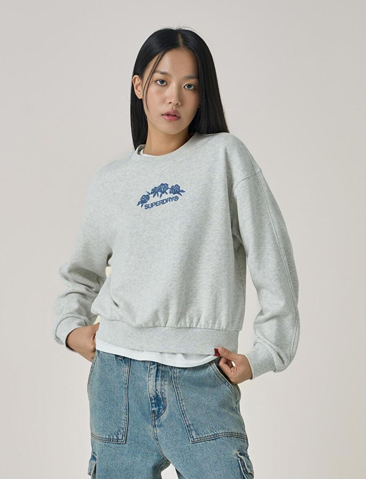 슈퍼드라이(SUPERDRY) W 플라워 로고 자수 스웻셔츠 라이트그레이