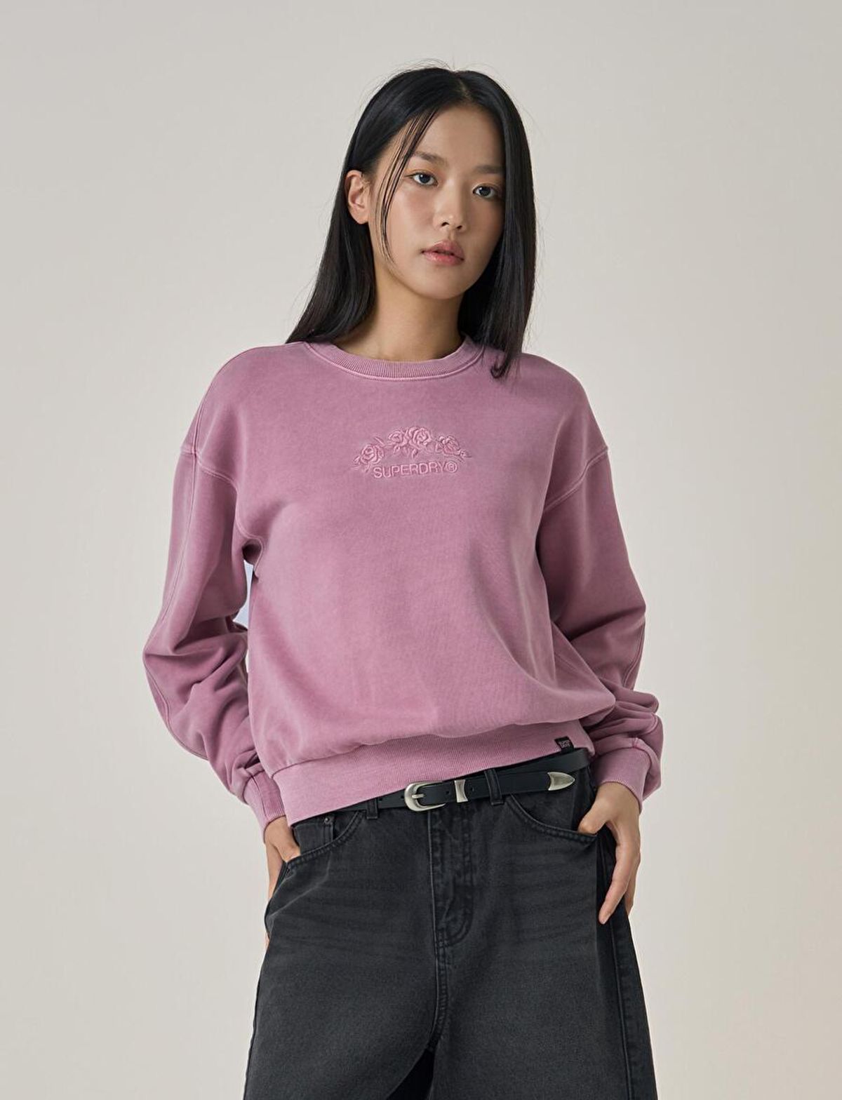 슈퍼드라이(SUPERDRY) W 플라워 로고 자수 스웻셔츠 다크그레이
