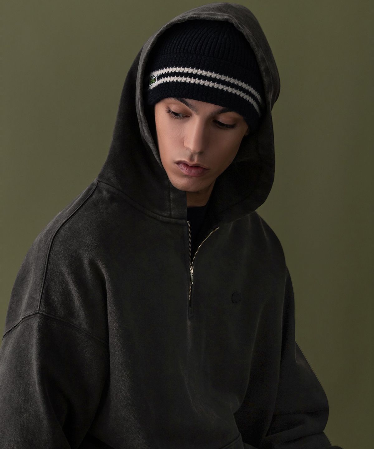 라코스테(LACOSTE) 남성 가먼트워싱 하프집업 후드 [블랙]