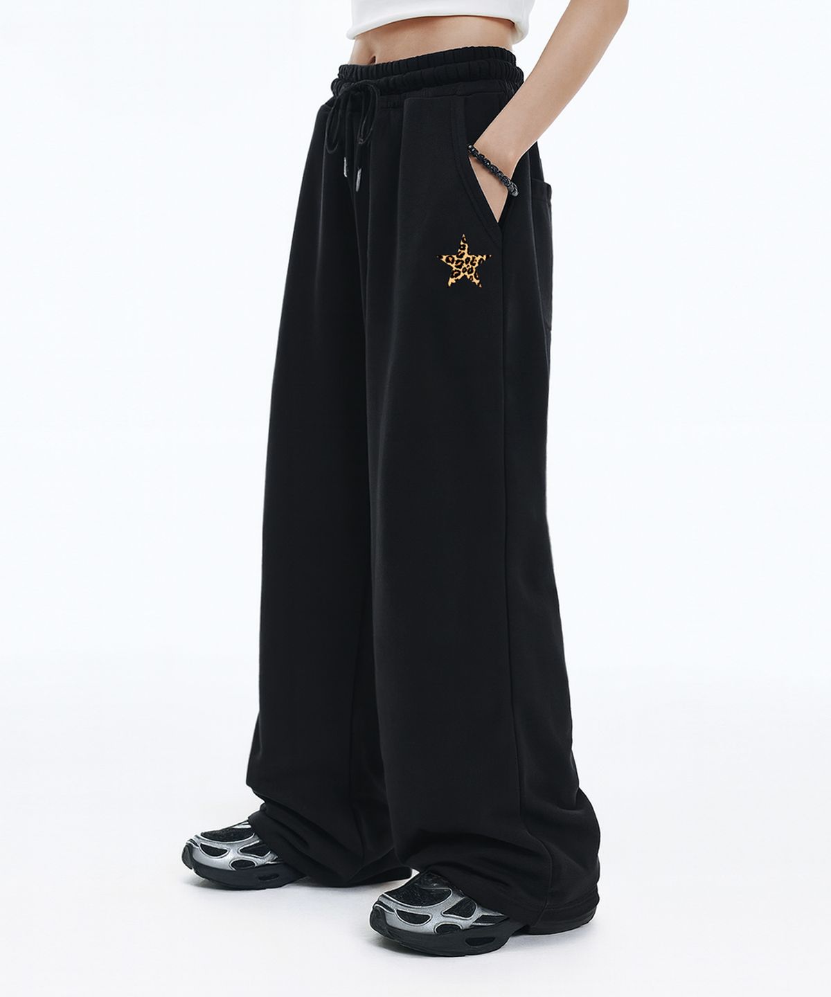 랜덤오프(RANDOMOFF) LEOPARD STAR ONE TUCK WIDE SWEAT PANTS (2color)