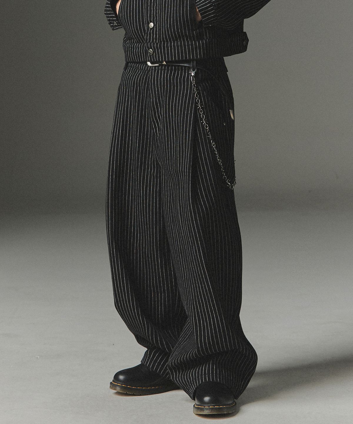 낫포너드(NOT4NERD) Waist Buckle Stripe Wide Fit Denim Pants - Black