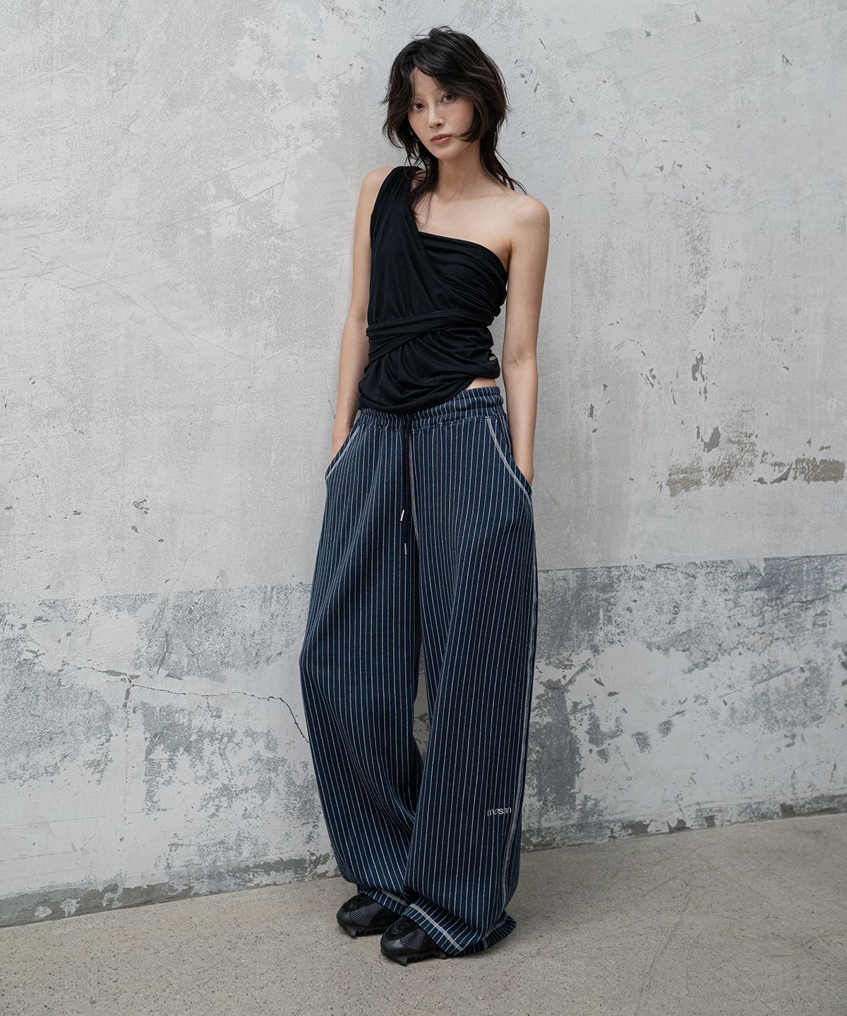 모산(MOSAN) LOGO PINSTRIPE WIDE SWEAT PANTS (NAVY)