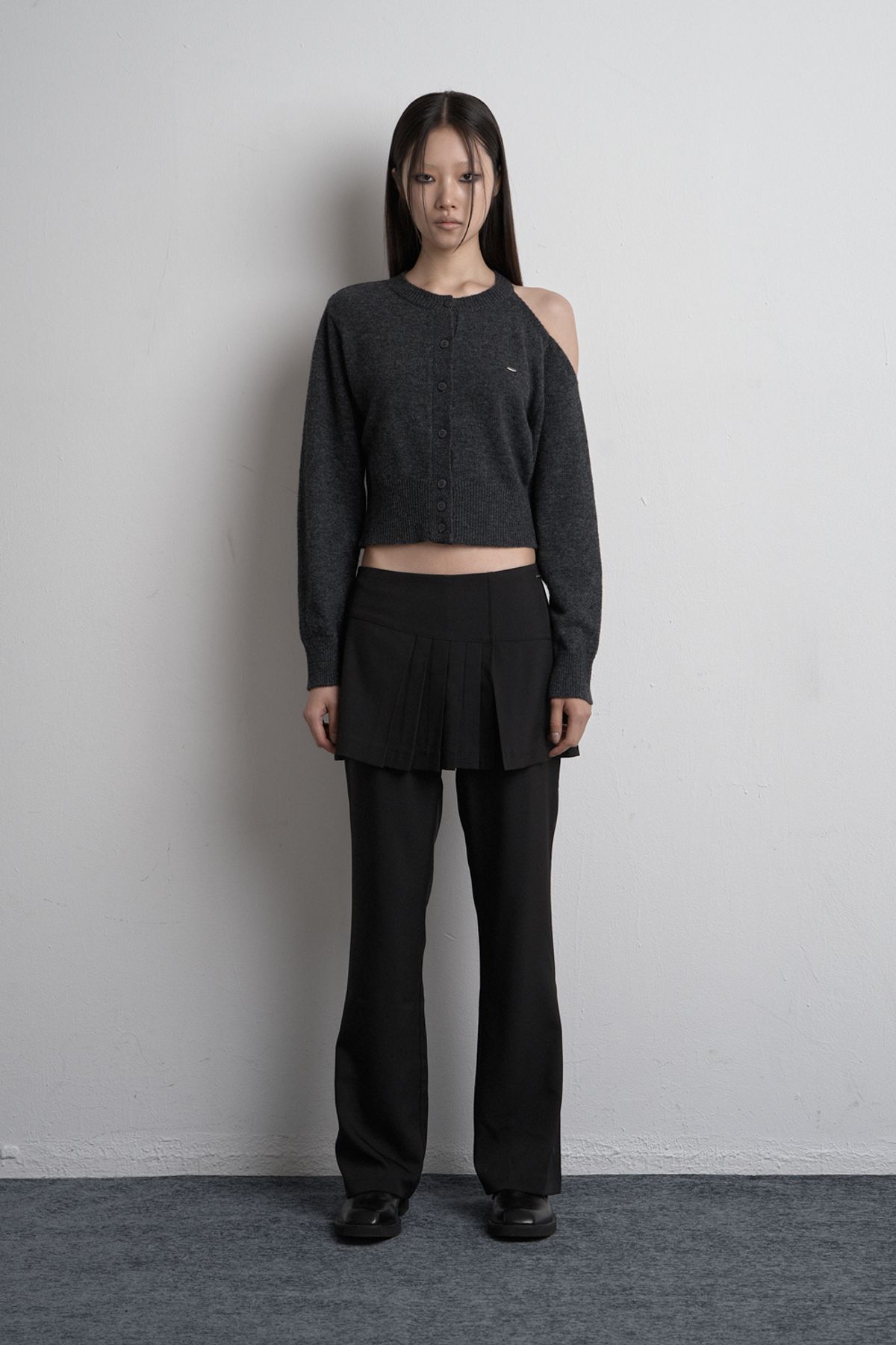 시너진(SYNERJYN) SHOULDER SLIT KNIT CARDIGAN CHARCOAL