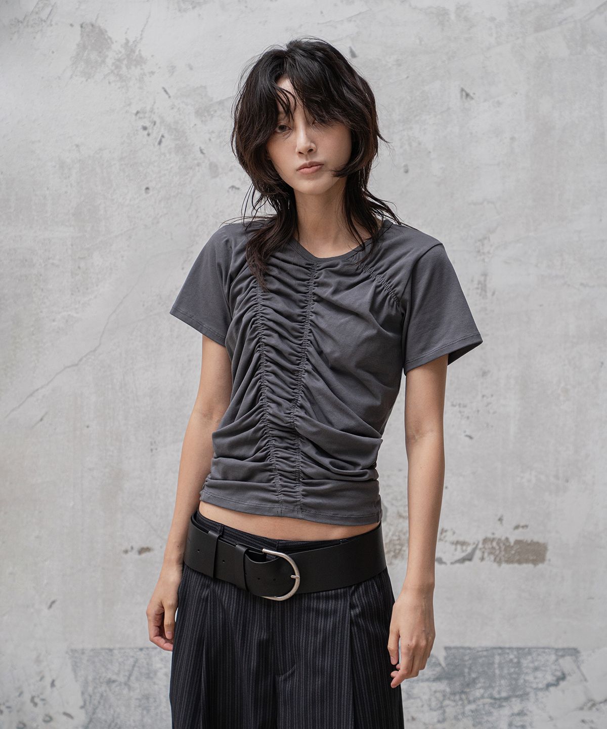 모산(MOSAN) RUCHED SHORT-SLEEVE T-SHIRT (CHARCOAL)