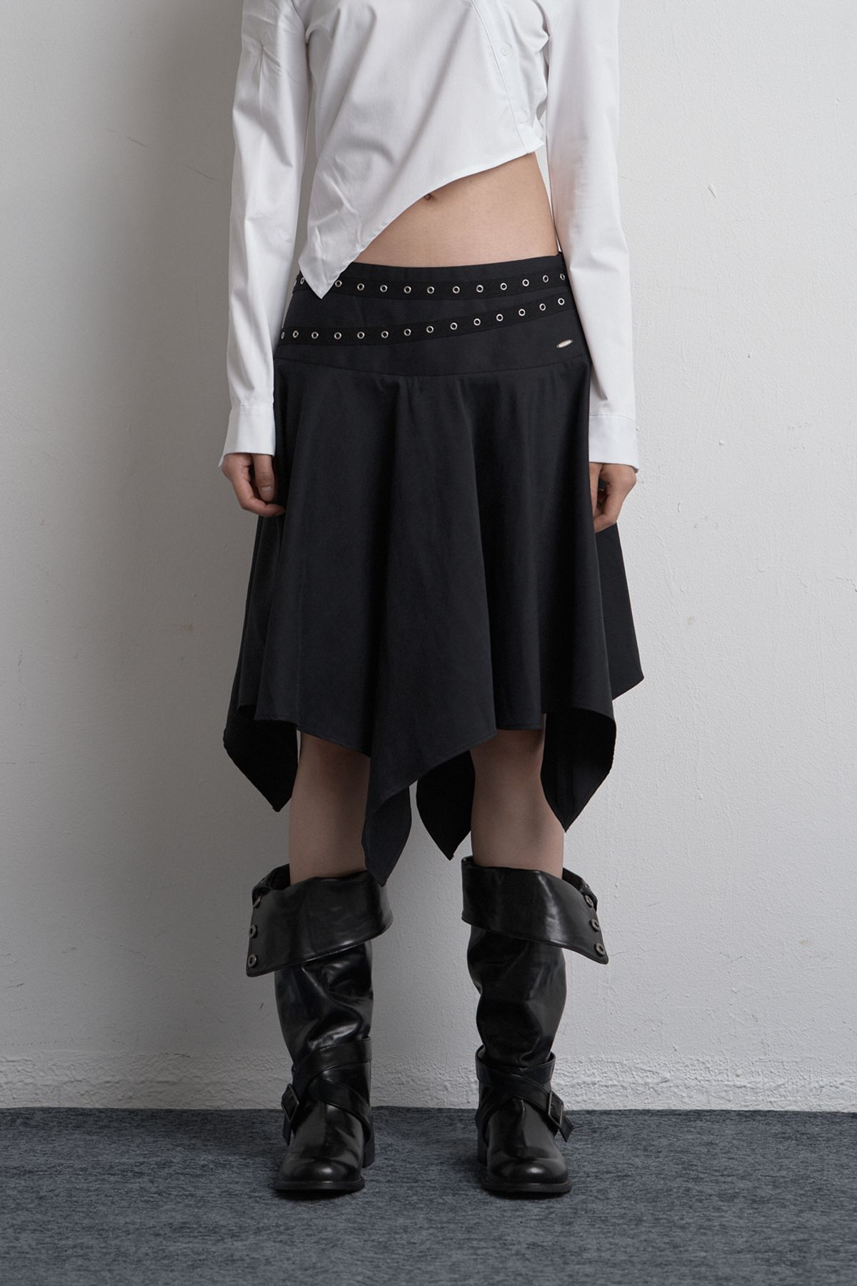 시너진(SYNERJYN) EYELET UNBALANCED MIDI SKIRT BLACK