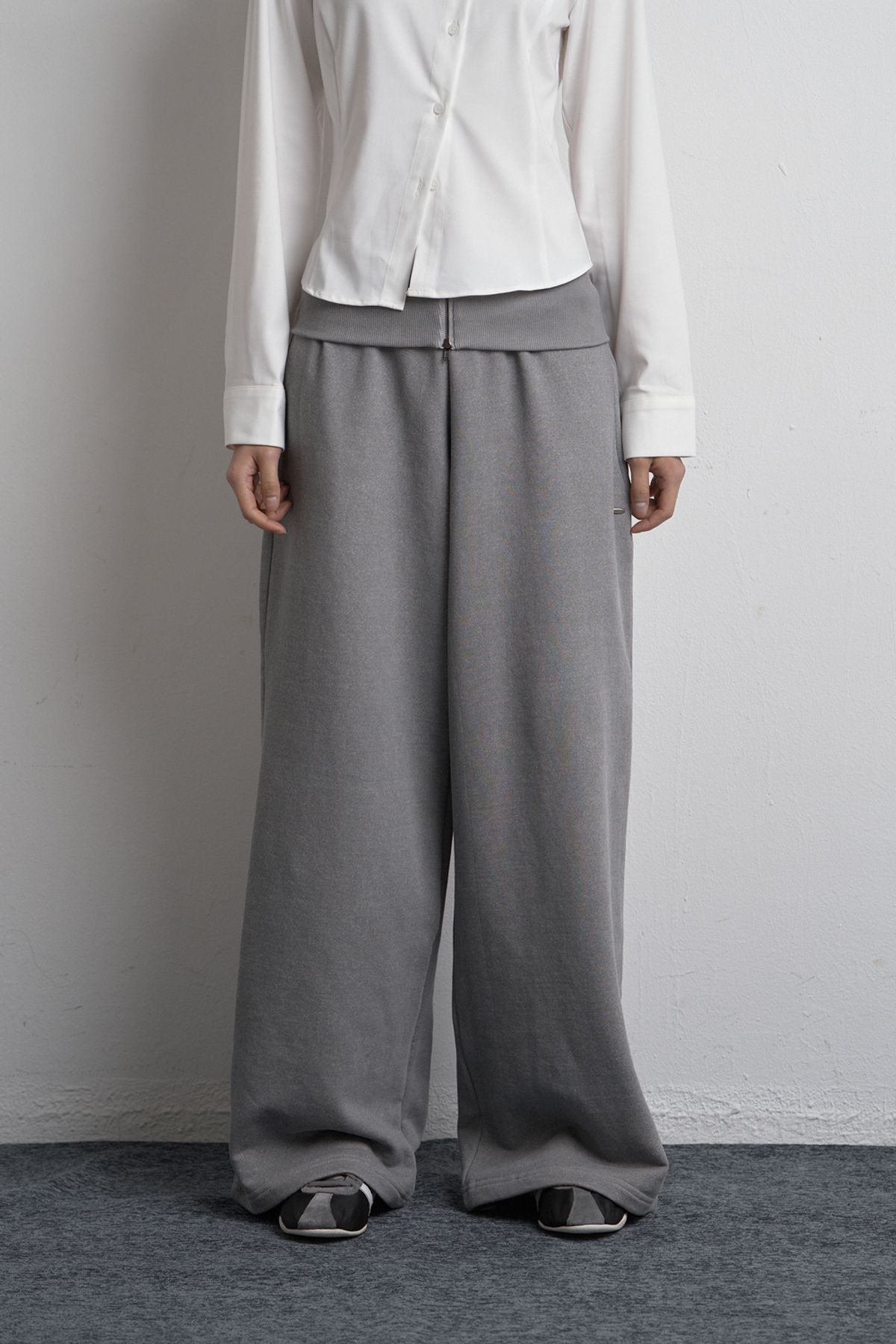 시너진(SYNERJYN) FOLD ZIPPER WIDE SWEATPANTS GRAY