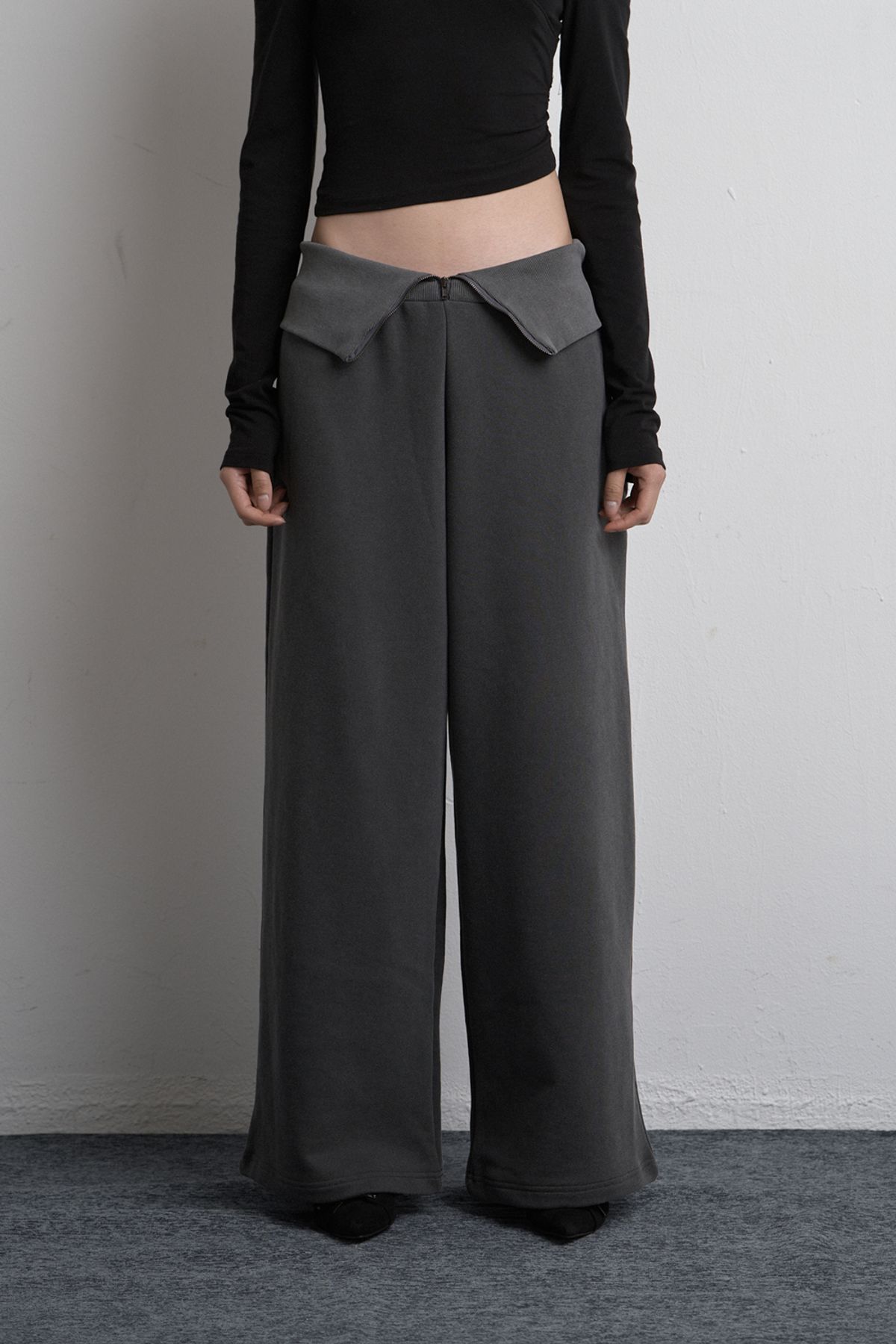 시너진(SYNERJYN) FOLD ZIPPER WIDE SWEATPANTS CHARCOAL
