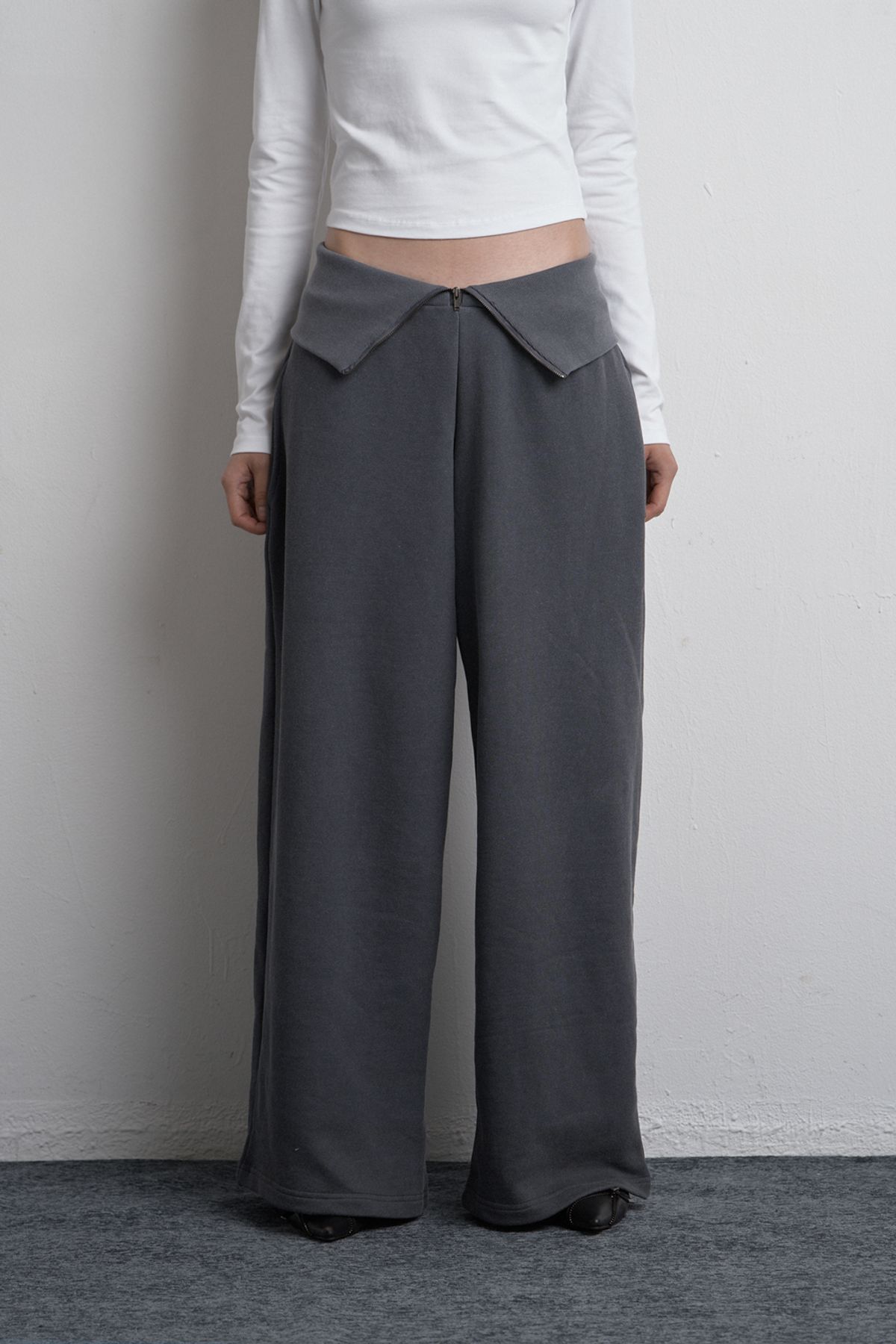시너진(SYNERJYN) FOLD ZIPPER WIDE SWEATPANTS ASH BLUE