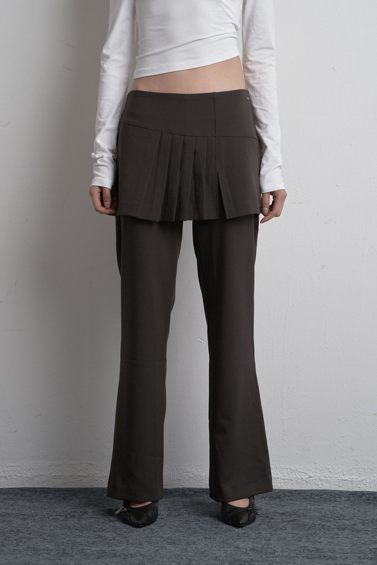 시너진(SYNERJYN) UNBALANCED SKIRT PANTS LIGHT CHARCOAL