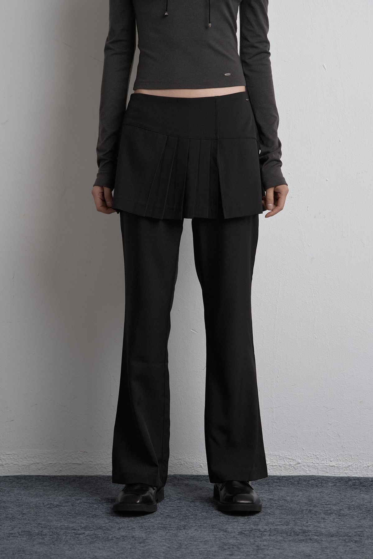 시너진(SYNERJYN) UNBALANCED SKIRT PANTS BLACK