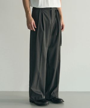 [데릭 X 로템버] 벨티드 투 턱 와이드 스트라이프 슬랙스 [차콜]