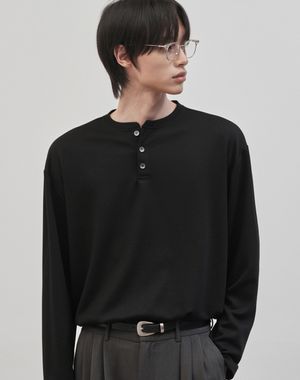 레스티드 세미 오버핏 헨리넥 니트 [블랙]