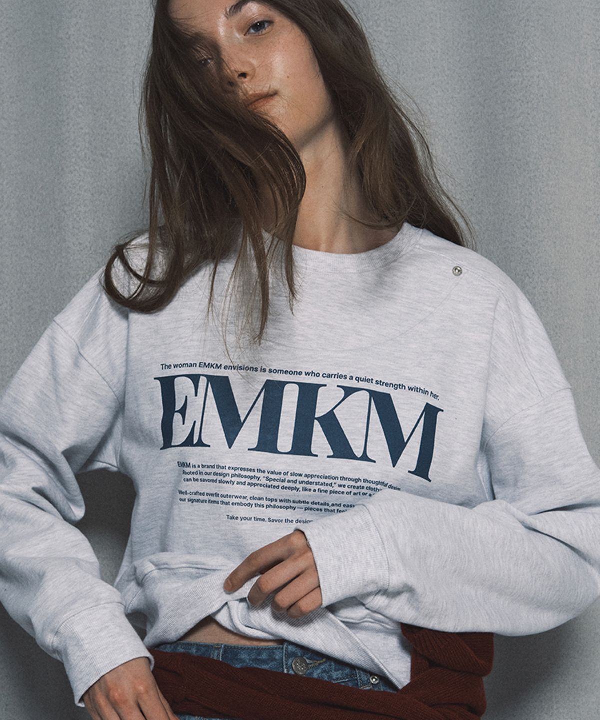 으음키임(EMKM) 리벳 포인트 세리프 로고 맨투맨_LIGHT GREY