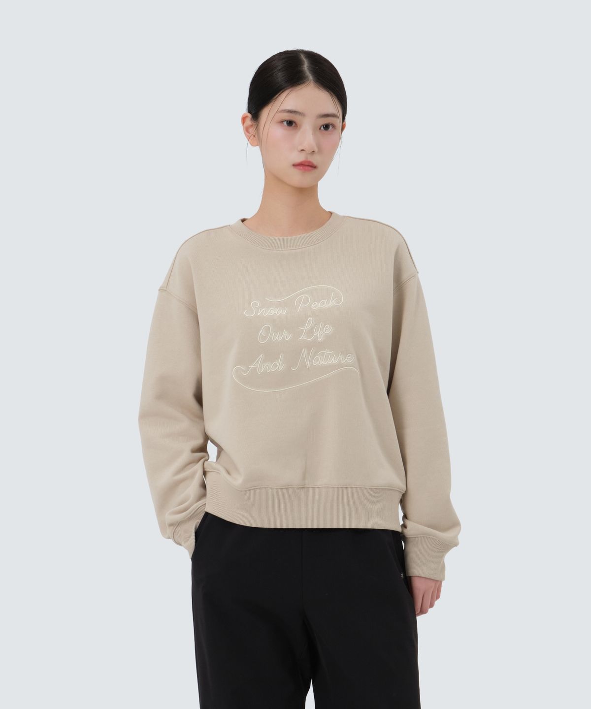 스노우피크 어패럴(SNOWPEAK APPAREL) 여성 레터링 세미크롭 맨투맨 (S25FWFHT63) Beige