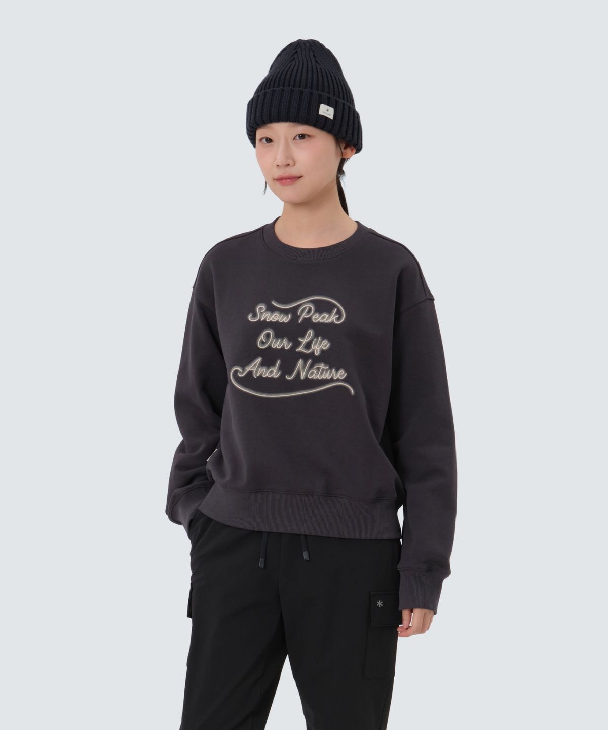 스노우피크 어패럴(SNOWPEAK APPAREL) 여성 레터링 세미크롭 맨투맨 (S25FWFHT63) Dark Charcoal