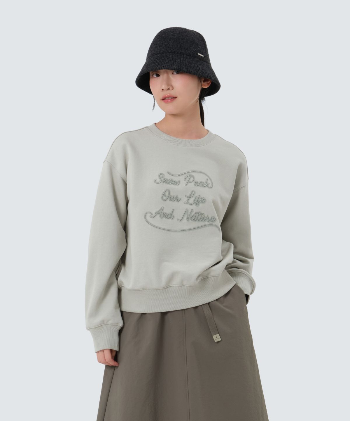 스노우피크 어패럴(SNOWPEAK APPAREL) 여성 레터링 세미크롭 맨투맨 (S25FWFHT63) Mint Khaki