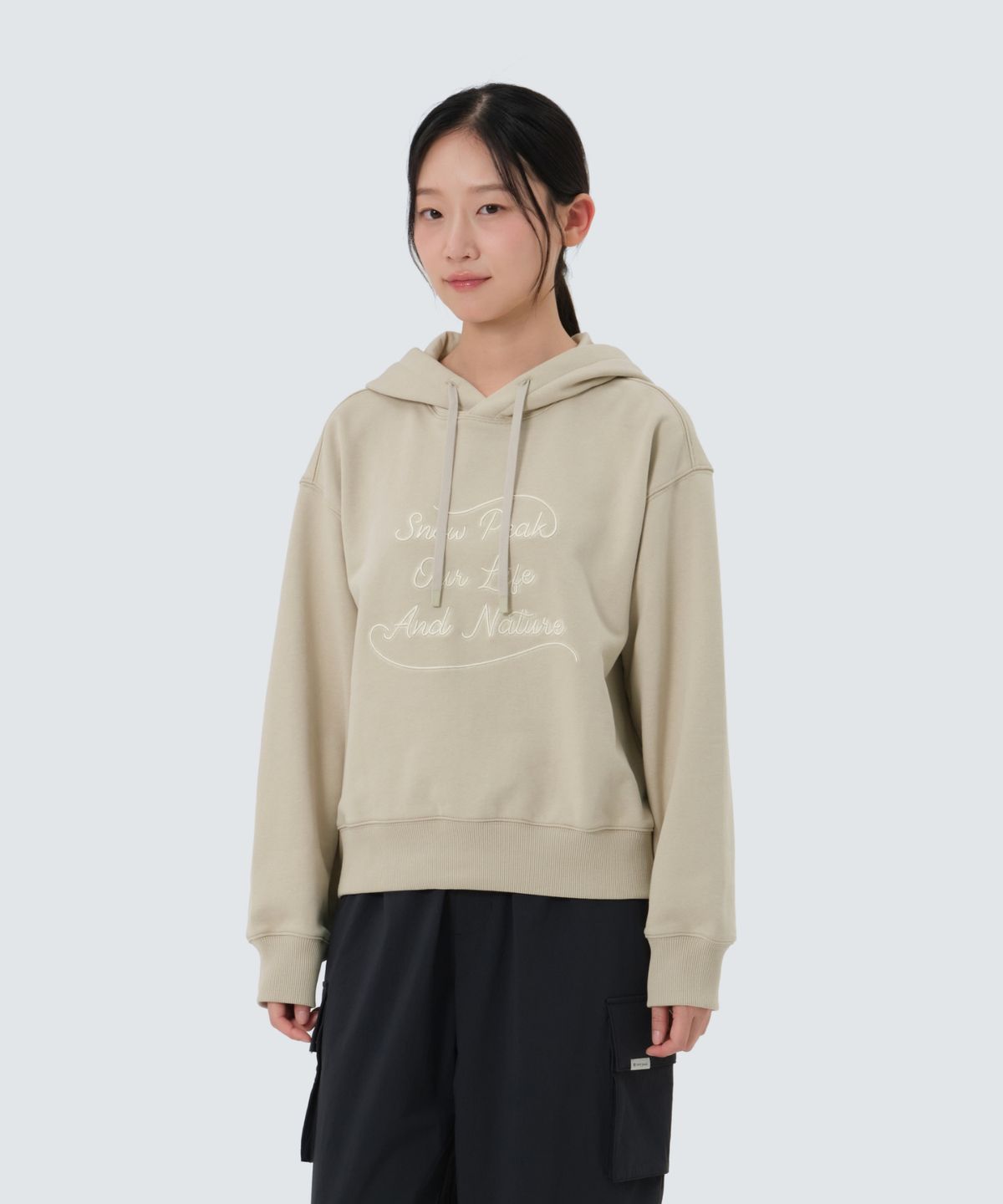 스노우피크 어패럴(SNOWPEAK APPAREL) 여성 레터링 세미크롭 후드 티셔츠 (S25FWFHD63) Beige