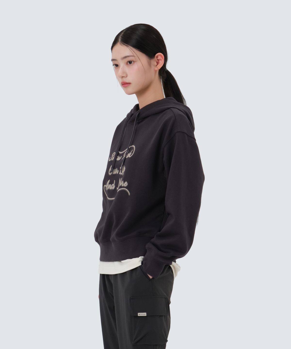 스노우피크 어패럴(SNOWPEAK APPAREL) 여성 레터링 세미크롭 후드 티셔츠 (S25FWFHD63) Dark Charcoal