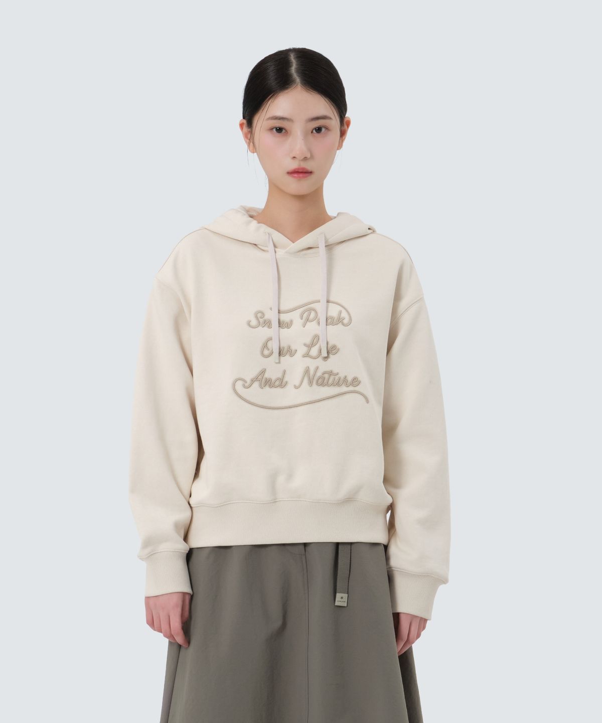 스노우피크 어패럴(SNOWPEAK APPAREL) 여성 레터링 세미크롭 후드 티셔츠 (S25FWFHD63) Sand Beige