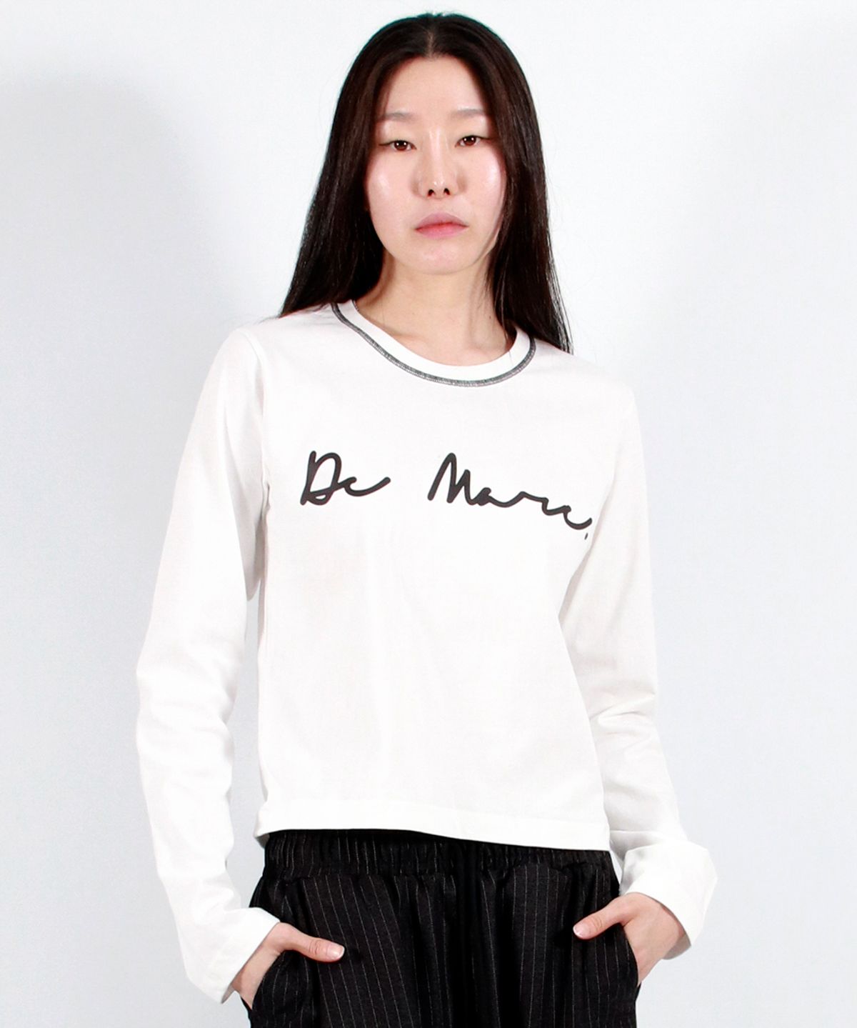 드마크(DEMARC) NECK-STITCH LOGO SEMI-CROP LONG SLEEVE TEE - IVORY