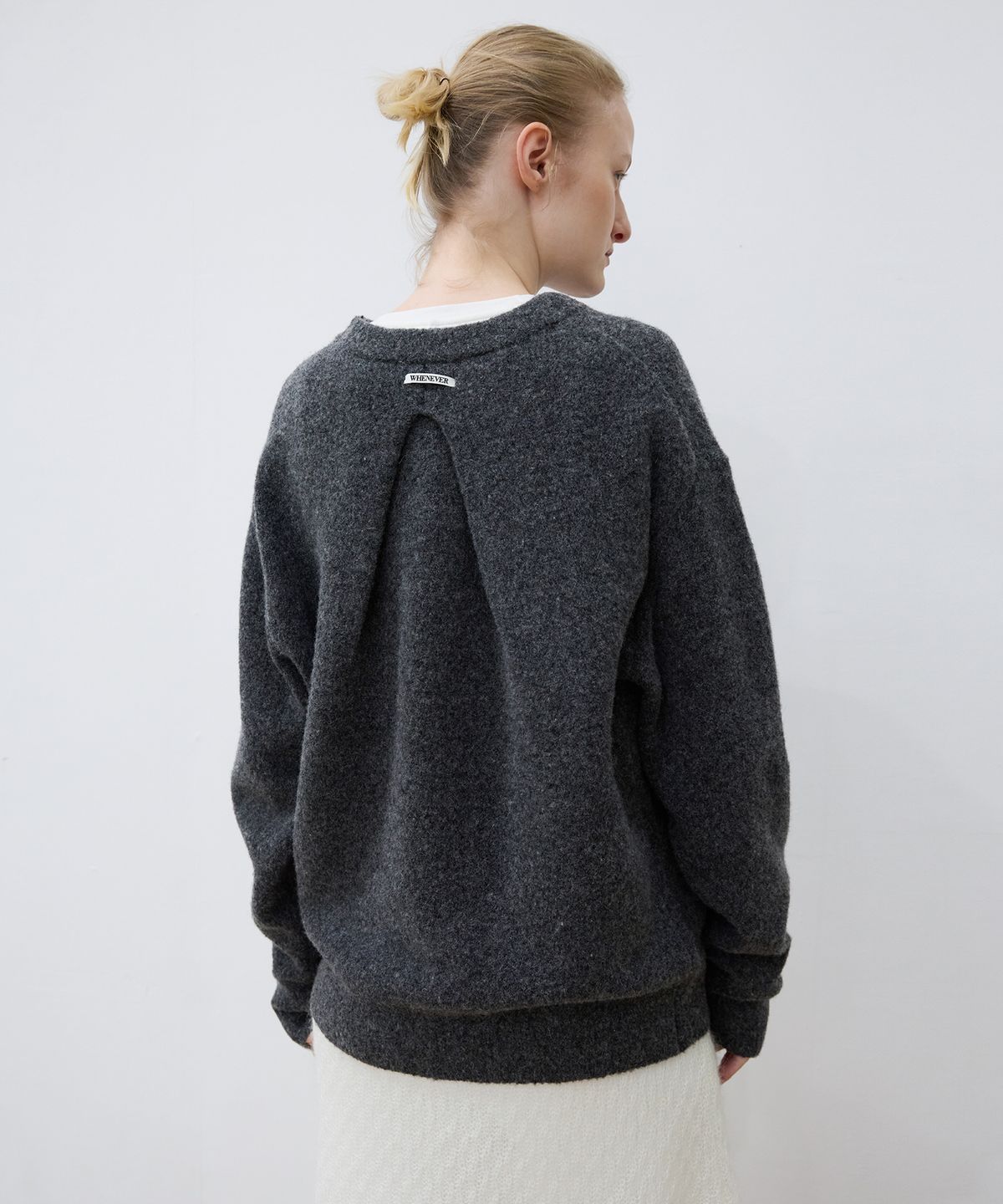 르바(LEVAR) Pleats-Back Wool Round Knit - Charcoal