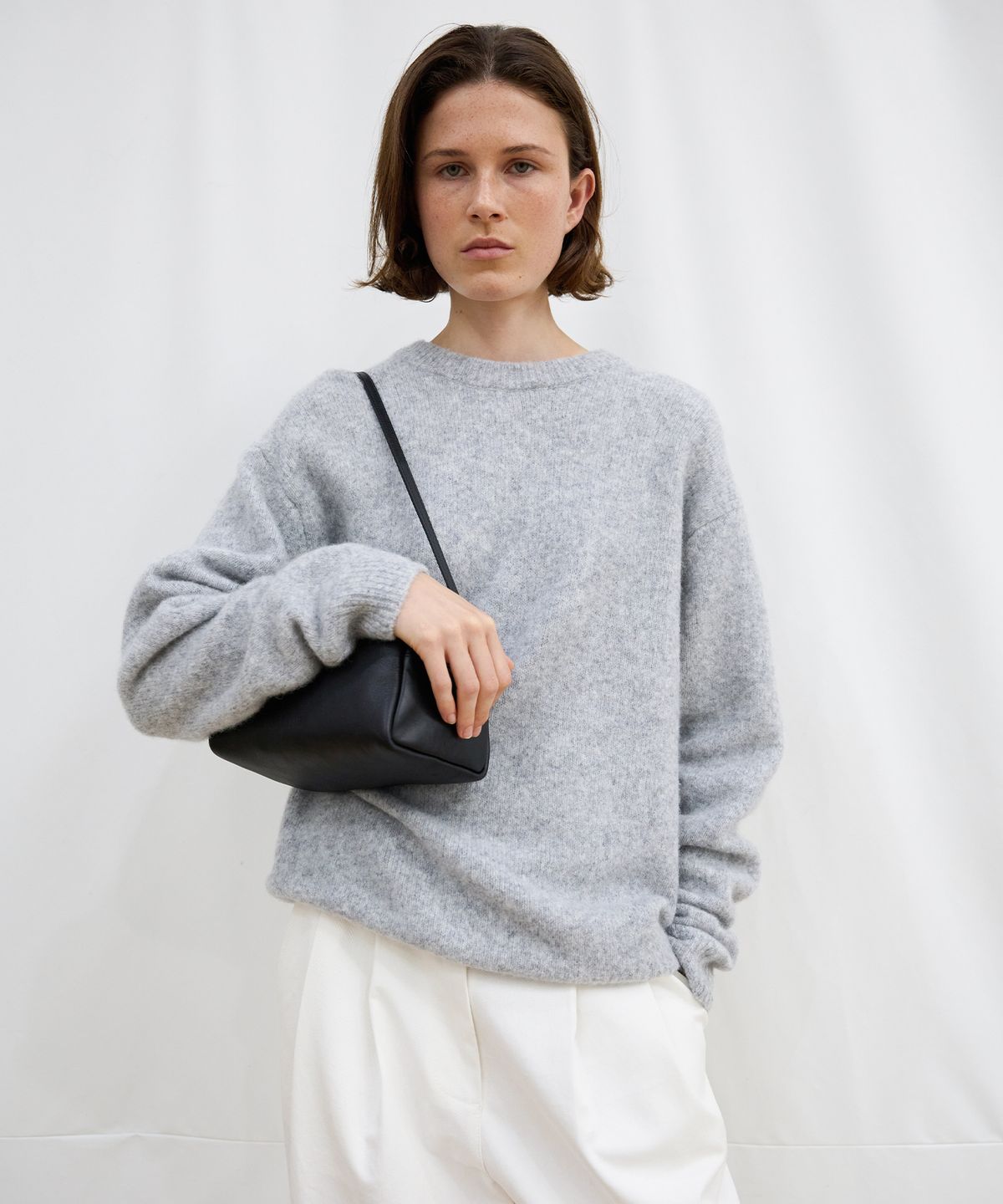 르바(LEVAR) Pleats-Back Wool Round Knit - Melange grey