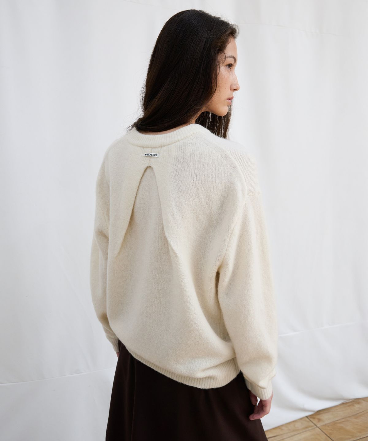 르바(LEVAR) Pleats-Back Wool Round Knit - Off White