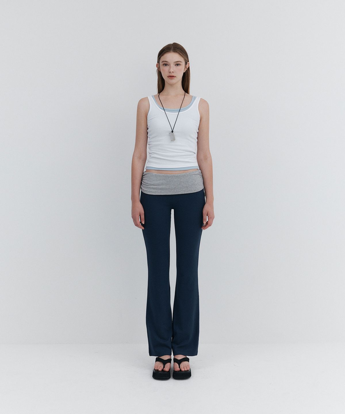우네(OONE) Roll-Up Flare Pants_Navy