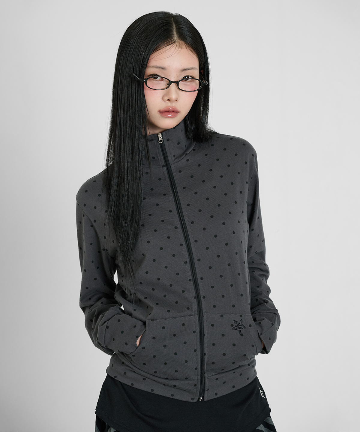 잇자바이브(ITZAVIBE) DOT SYMBOL ZIP UP - CHARCOAL