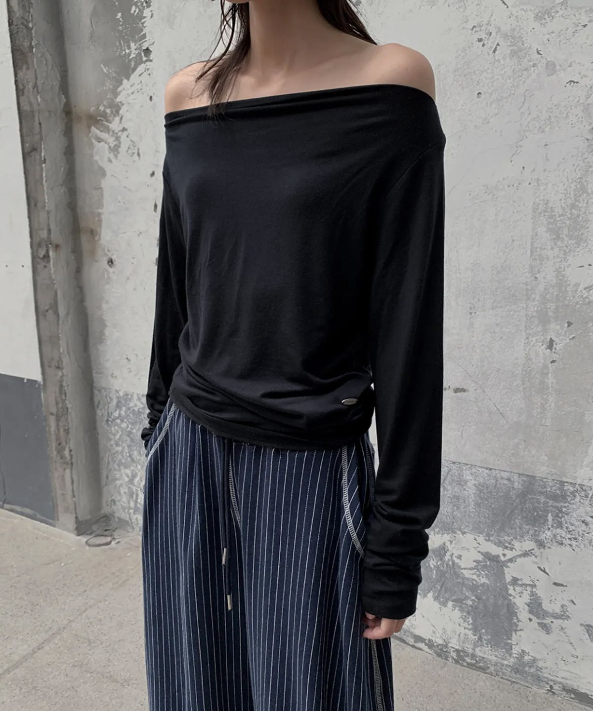 모산(MOSAN) ONE-SHOULDER LONG-SLEEVE T-SHIRT(BLACK)