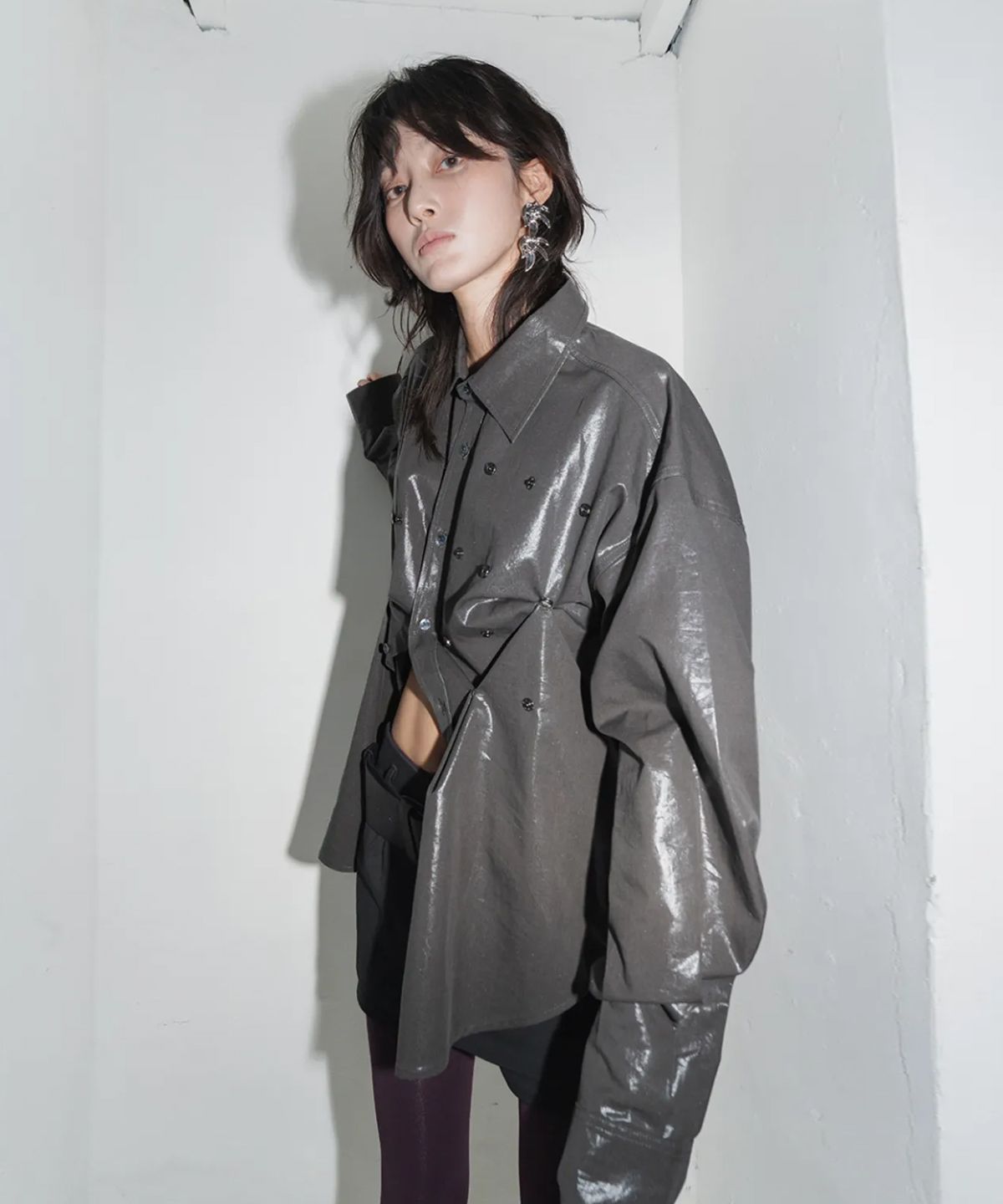 모산(MOSAN) SNAP-BUTTON OVERFIT COATED SHIRT (CHARCOAL)