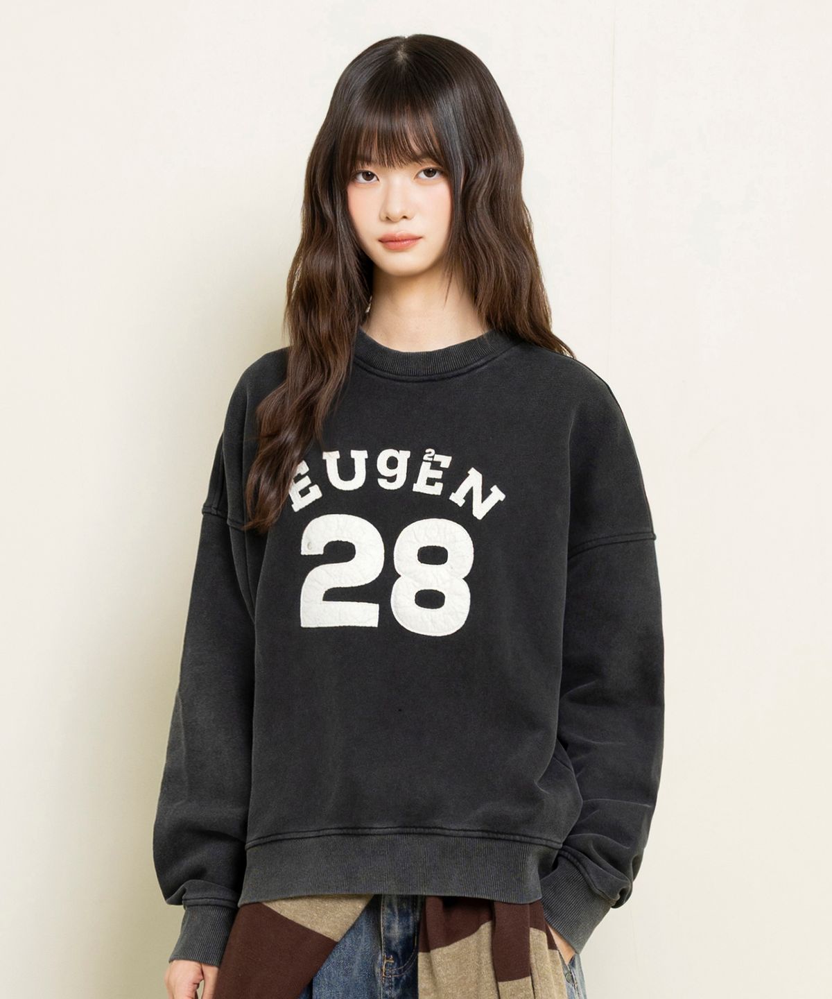 유젠(EUGGEN) 펠티드 로고 맨투맨 티셔츠_피그먼트 차콜