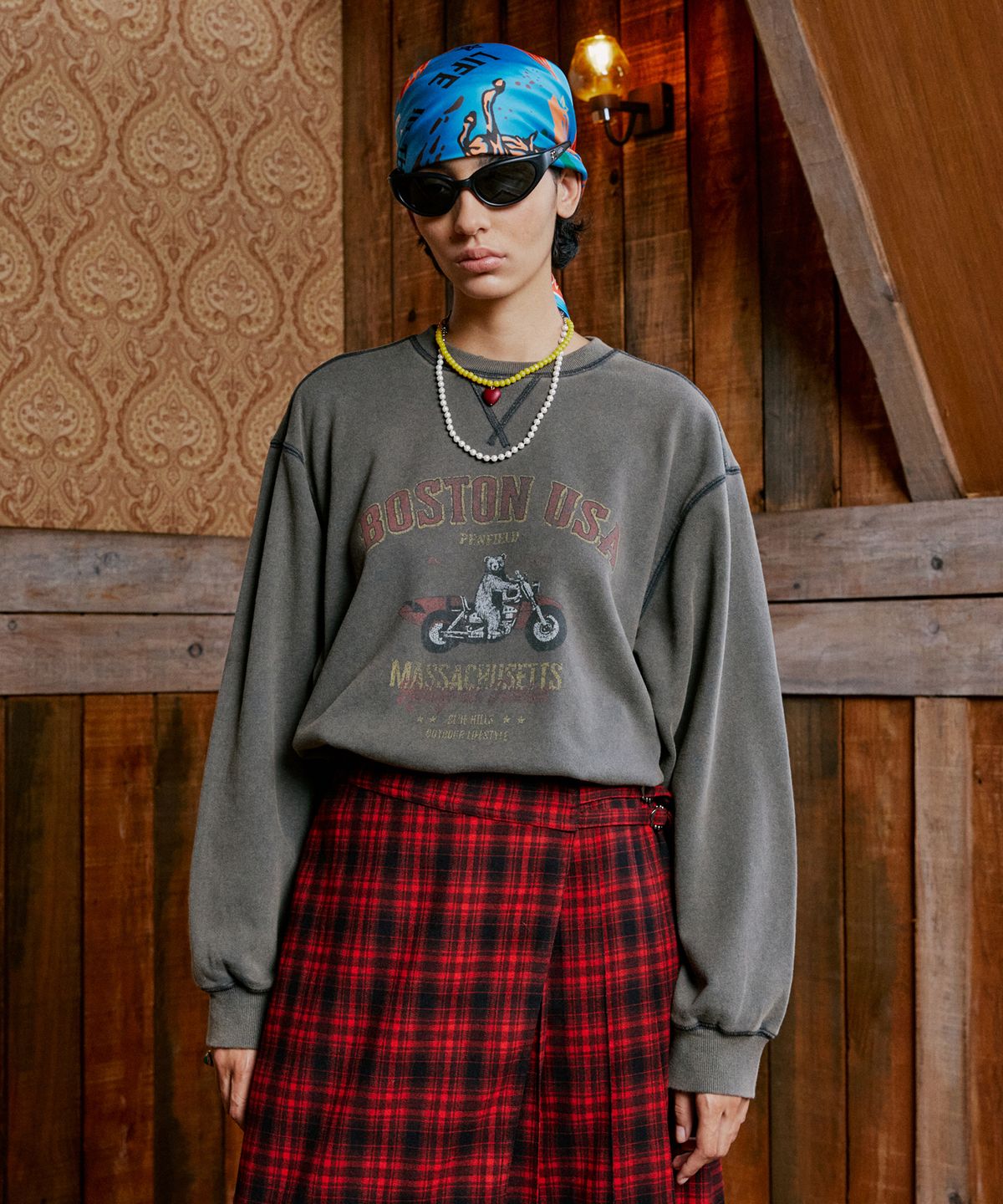 펜필드(PENFIELD) 보스턴 USA 빈티지 아트워크 스웨트셔츠 차콜_FR3KT41U