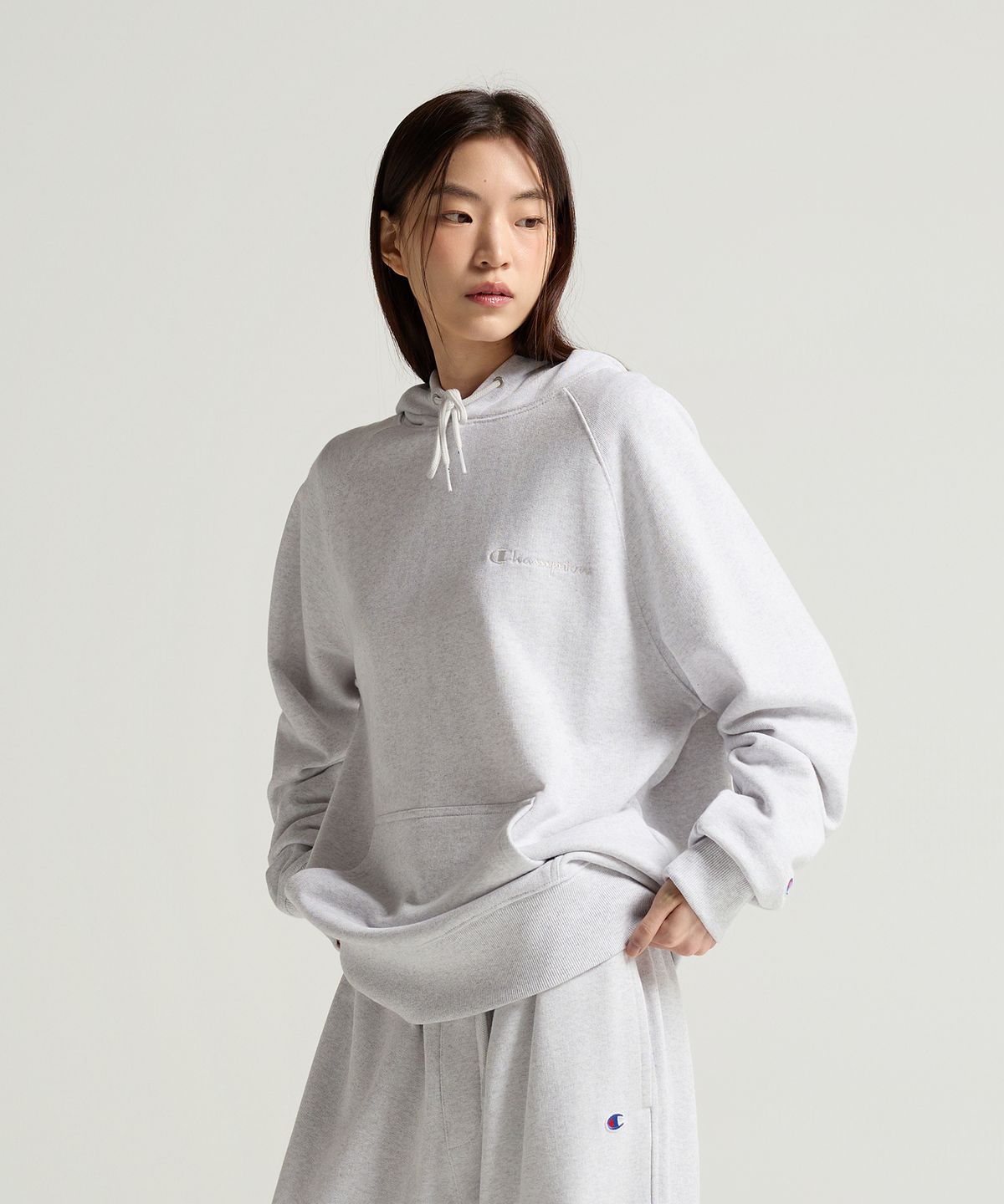 챔피온(CHAMPION) 스몰 로고 루즈핏 후드 티셔츠 Light Grey