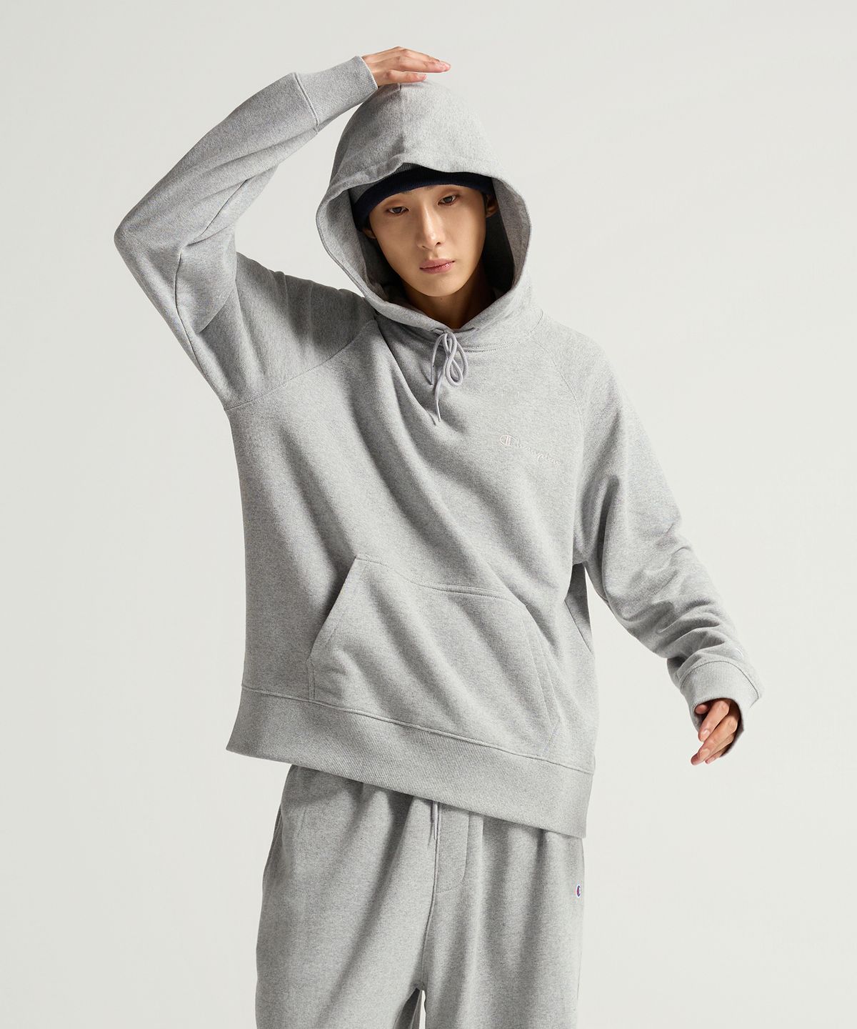 챔피온(CHAMPION) 스몰 로고 루즈핏 후드 티셔츠 Grey