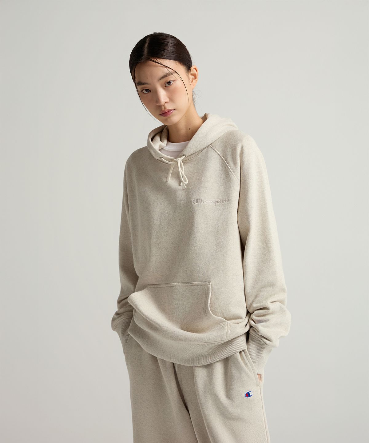챔피온(CHAMPION) 스몰 로고 루즈핏 후드 티셔츠 Oatmeal