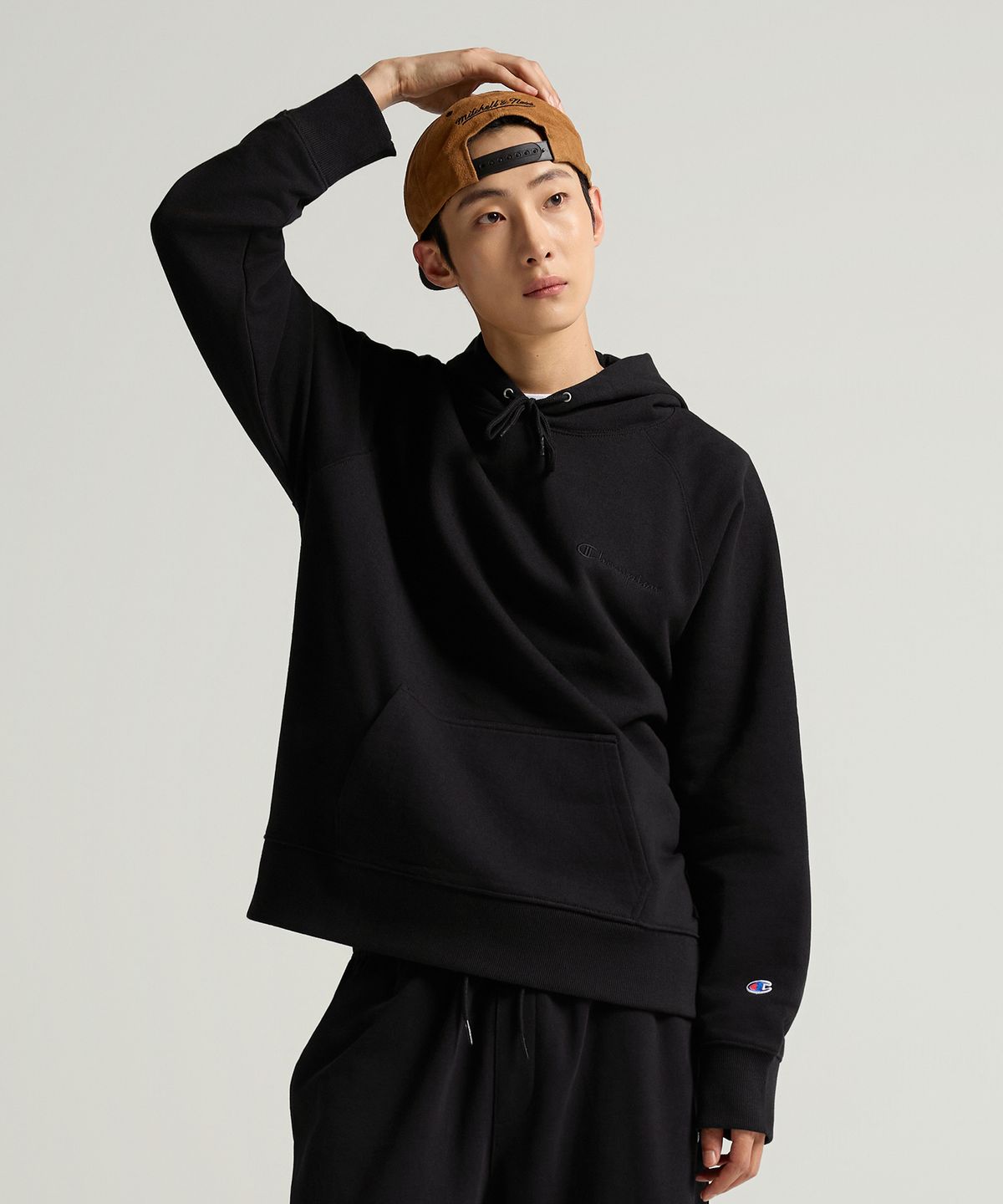 챔피온(CHAMPION) 스몰 로고 루즈핏 후드 티셔츠 Black