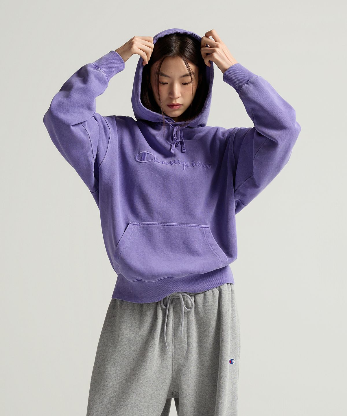 챔피온(CHAMPION) 빅 로고 피그먼트 오버핏 후드 티셔츠 Purple